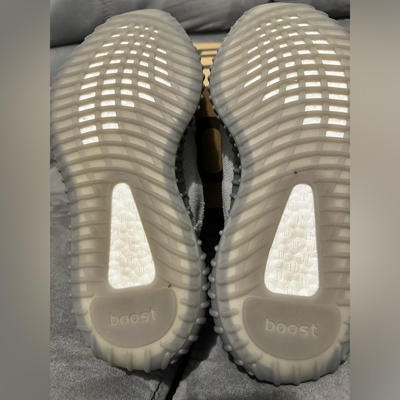 Yeezy 350 Boost - Picture 2 of 5